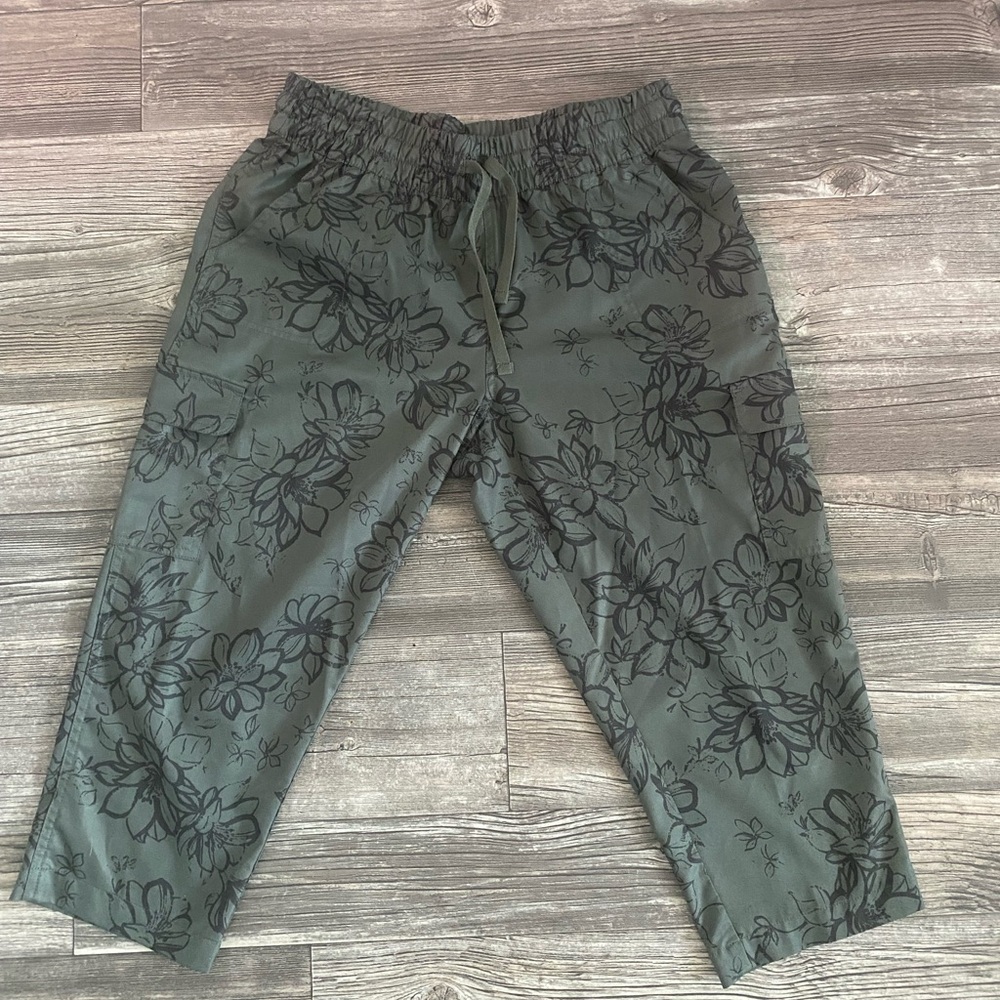 Saint Johns bay army green floral ruffle capris